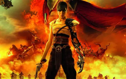 Furiosa: A Mad Max Saga. Eine Frau mit mechanischem Arm und Waffe steht vor einer feurigen Wüstenlandschaft mit Motorrädern und Fahrzeugen.
