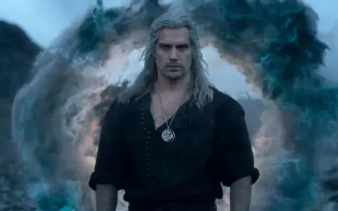 Geralt von Riva, mit seinem ikonischen silbernen Haar und dem Hexer-Medaillon, steht vor einem portalartigen Wirbel aus magischem Rauch. Die Szene deutet auf die Ereignisse von **The Witcher Staffel 3** hin.
