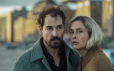 Ein Mann und eine Frau blicken ernst in die Kamera. Sie sind Hauptfiguren der Serie "Unfamiliar Staffel 2".