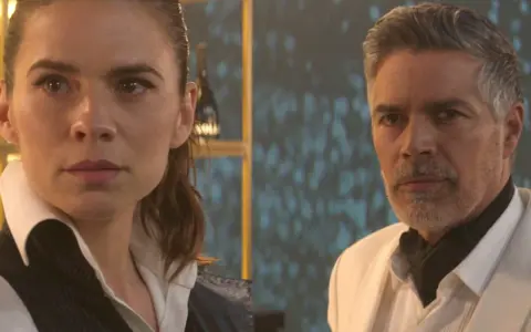 Die besetzung von Mission: Impossible – Dead Reckoning Teil Eins: Hayley Atwell und Esai Morales in ernsten Momenten.