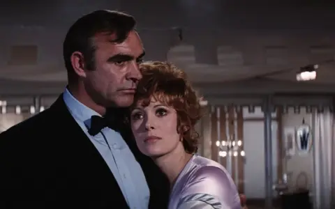 Sean Connery als James Bond und Jill St. John in einer Szene aus "Diamantenfieber", dem siebten Film der James-Bond-Reihe.