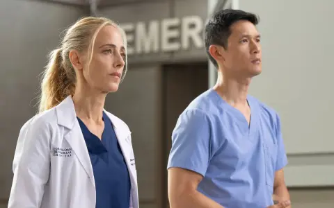 Ärzte im Grey Sloan Memorial Hospital, bereit für die Herausforderungen von Grey's Anatomy Staffel 22.