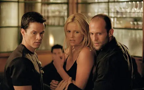Mark Wahlberg, Charlize Theron und Jason Statham in einer Szene, die an Filme von Jason Statham erinnert.