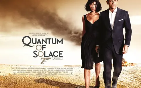 James Bond 007: Ein Quantum Trost. Daniel Craig und Olga Kurylenko schreiten entschlossen durch eine staubige Landschaft.