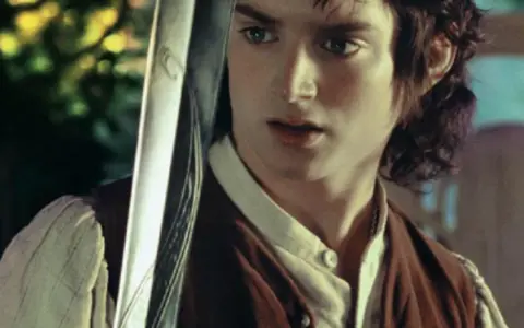 Elijah Wood als Frodo Beutlin mit seinem Schwert Stich. Ein ikonischer Moment aus den Filmen von Elijah Wood.