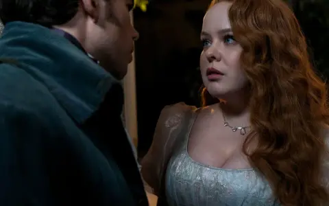 Nicola Coughlan in einem romantischen Moment, der an ihre Rollen in Filme und Serien erinnert.