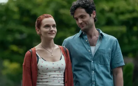Joe und Kate in **You Staffel 5**. Ein Mann mit dunklen Haaren blickt lächelnd auf eine Frau mit roten Haaren, die ihn ansieht.