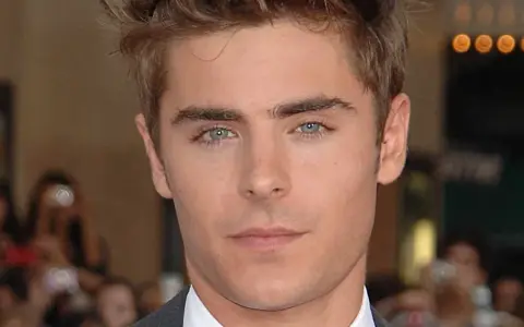 Nahaufnahme von Zac Efron, bekannt aus vielen Filmen. Seine blauen Augen blicken direkt in die Kamera.
