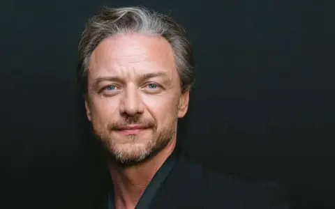 James McAvoy mit grau meliertem Haar und Bart, bekannt aus Filmen wie "Split" und "X-Men".