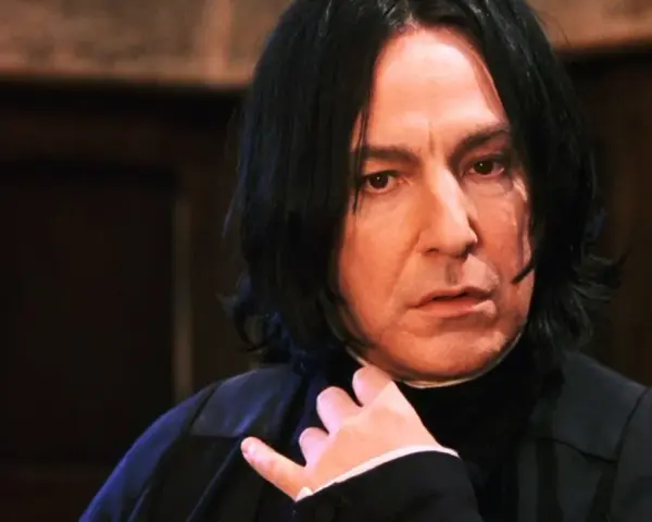 Alan Rickman als Severus Snape, eine ikonische Rolle in den Filmen, mit nachdenklichem Blick.