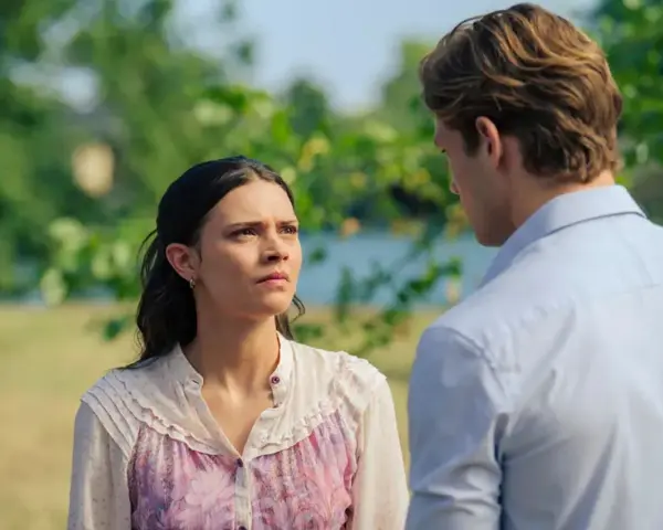Ein ernstes Gespräch zwischen Leah und einem Mann im Freien. Die Spannung ist spürbar, vielleicht ein Hinweis auf die kommende Maxton Hall Staffel 2.
