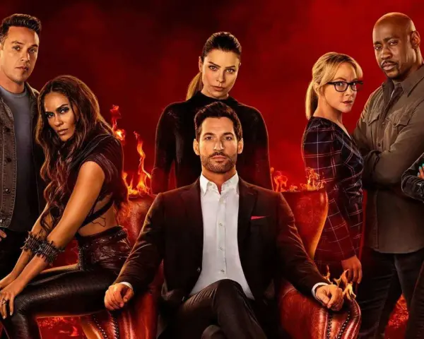 Die Besetzung von Lucifer: Tom Ellis als Lucifer Morningstar sitzt im Sessel, umgeben von seinen Freunden und Feinden vor feurigem Hintergrund.