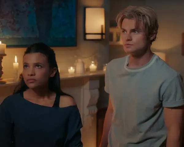 Die besetzung von "Ich und die Walter Boys" zeigt Jackie und Cole in nachdenklicher Stimmung, umgeben von Kerzenlicht.