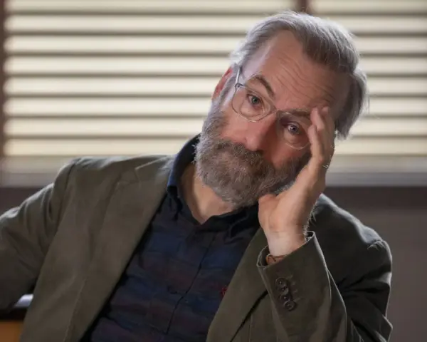 Bob Odenkirk mit Brille und Bart, nachdenklich, wie in vielen seiner Filme und Serien.
