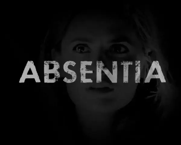 Dunkles Bild mit dem Titel "ABSENTIA" und dem Gesicht einer Frau im Hintergrund. Die Spannung steigt in absentia staffel 3.