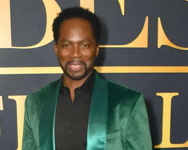 Harold Perrineau, bekannt für seine Rollen in Filmen und Serien, trägt einen grünen Samt-Blazer.