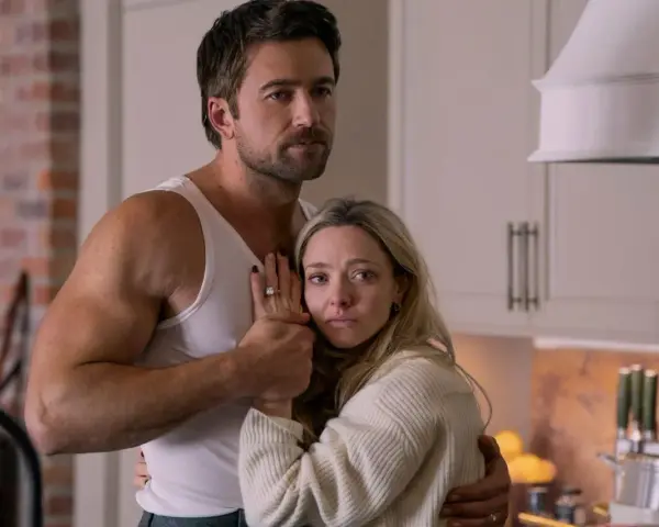 Ein Mann umarmt eine Frau, die verzweifelt wirkt. Die Szene stammt aus dem Film "The Housemaid".