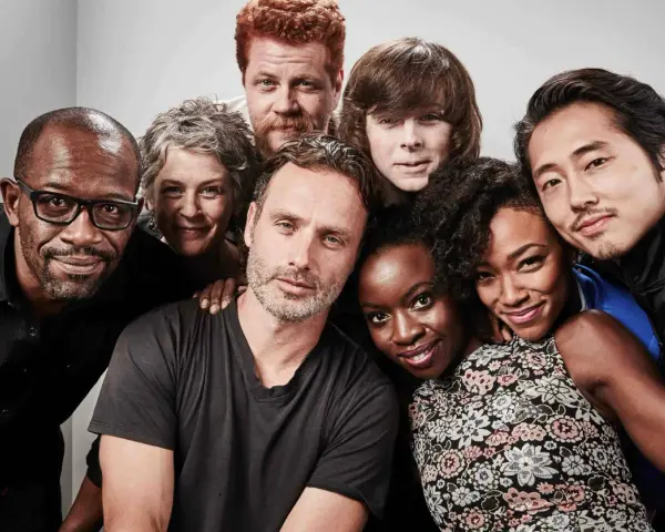 Die Besetzung von The Walking Dead: Ein Ensemblefoto mit Andrew Lincoln, Norman Reedus, Danai Gurira, Sonequa Martin-Green, Steven Yeun, Lauren Cohan, Chandler Riggs und Lennie James.