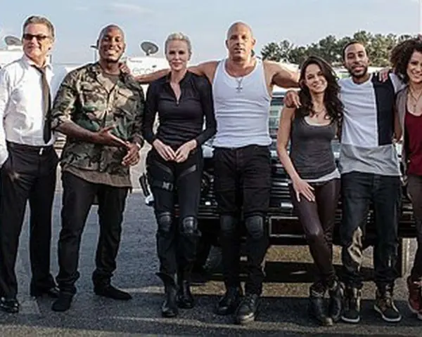 Die Hauptdarsteller der Besetzung von Fast & Furious 8 stehen lächelnd nebeneinander.