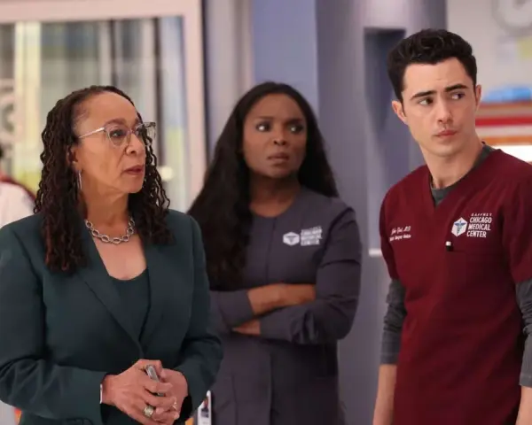 Drei Ärzte im Gaffney Chicago Medical Center, darunter Dr. Marcel, diskutieren einen Fall. Staffel 10 von Chicago Med verspricht Spannung.