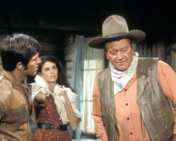 John Wayne, Rock Hudson und eine Frau im Western-Look. Die besetzung von Rio Lobo in Aktion.
