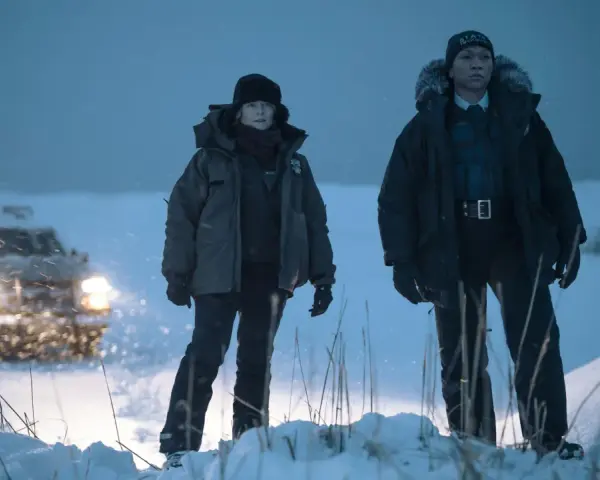 Zwei Polizistinnen im Schnee, ein Einsatz bei eisiger Kälte. Die Ermittlerinnen der true detective staffel 4 scheinen einer Spur im tiefen Alaska zu folgen.