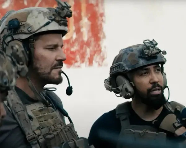 Zwei Soldaten in taktischer Ausrüstung, bereit für den Einsatz in Staffel 7 von SEAL Team.