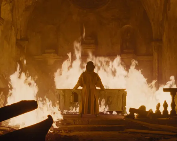 Nosferatu – der untote, steht in Flammen. Ein alter Sarg brennt, während er sich dem Feuer zuwendet.