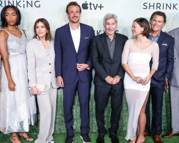 Die Hauptbesetzung von Shrinking posiert für ein Foto. Von links nach rechts: Michael Urie, Jessica Williams, Christa Miller, Jason Segel, Harrison Ford, Lukita Maxwell, Ted McGinley und Luke Tennie.
