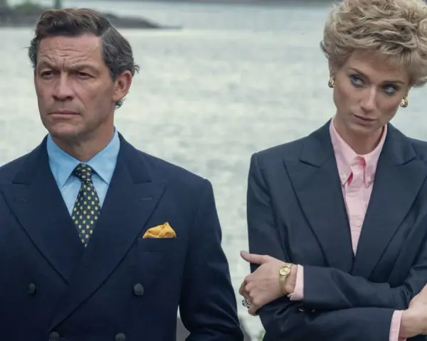 Dominic West und Elizabeth Debicki als Charles und Diana in "The Crown" Staffel 7. Ein Mann in dunklem Anzug, eine Frau im Blazer.