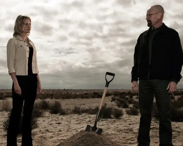 Die Besetzung von Breaking Bad: Walter und Skyler stehen in der Wüste, eine Schaufel liegt neben einem frisch aufgeworfenen Erdwall.