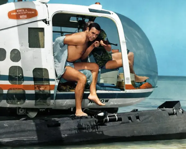 Sean Connery als James Bond 007 in "Feuerball" steigt aus einem Helikopter auf ein Schlauchboot.