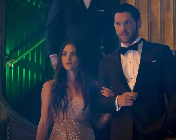 Lucifer und Chloe in schicken Outfits, ein Moment aus Lucifer Staffel 4.