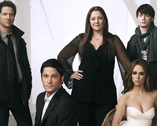 Die Hauptdarsteller der Serie "Ghost Whisperer" posieren für ein Gruppenfoto.