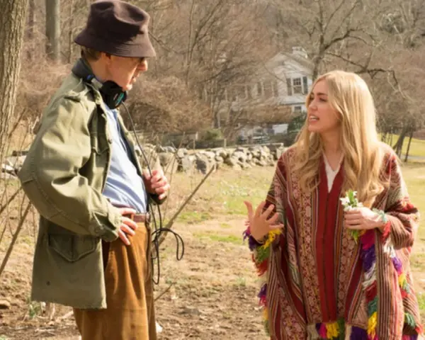 Woody Allen und eine Schauspielerin im Gespräch, ein typischer Moment aus seinen Filme von Woody Allen.