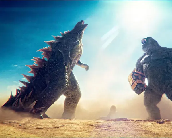 Godzilla und King Kong stehen sich in einer staubigen Arena gegenüber. Ein epischer Kampf aus Godzilla x Kong: The New Empire.