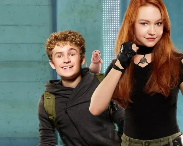 Sadie Stanley als Kim Possible mit ihrem Freund Ron Stoppable und dem Nacktmull Rufus. Ein Blick auf Filme und Serien mit Sadie Stanley.