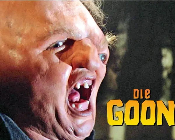 Sloth, ein Mitglied der Besetzung von Die Goonies, mit seinem charakteristischen Gesichtsausdruck und dem Filmtitel.