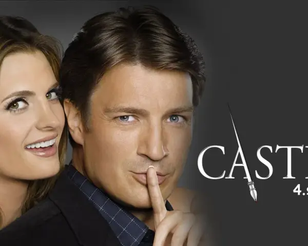 Besetzung von Castle: Ein Mann legt den Finger auf die Lippen, eine Frau lächelt hinter ihm. Die 4. Staffel der Serie.