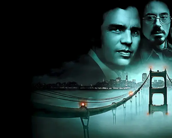 Die besetzung von Zodiac – Die Spur des Killers: Jake Gyllenhaal, Mark Ruffalo und Robert Downey Jr. blicken über eine nebelverhangene Golden Gate Bridge.