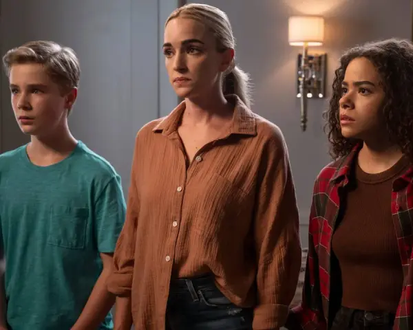 Ginny, Georgia und Austin blicken besorgt in die Ferne. Die Spannung steigt in Staffel 4 von Ginny & Georgia.