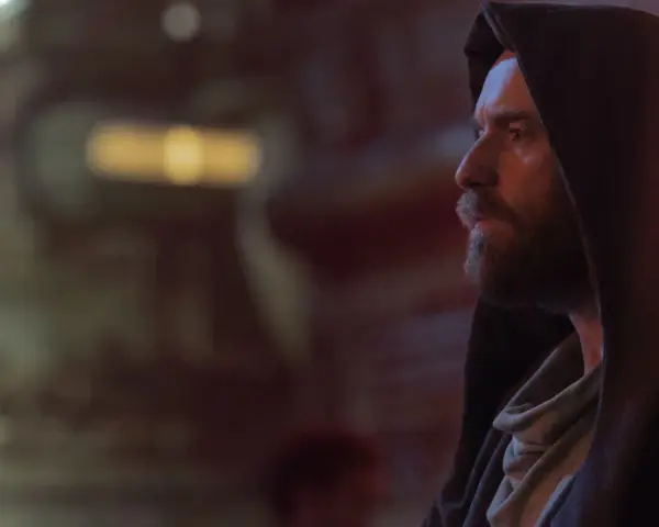 Ewan McGregor als Obi-Wan Kenobi, nachdenklich im Dunkeln. Ein ikonischer Look aus seinen Filmen.