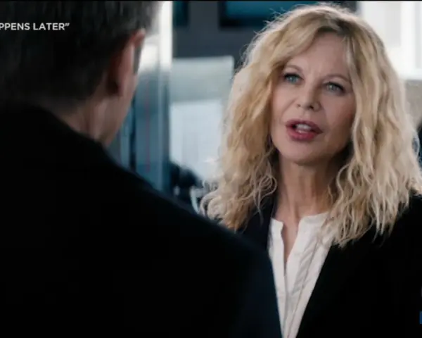 Meg Ryan spricht mit einem Mann, während im Hintergrund Menschen sitzen. Was passiert später?