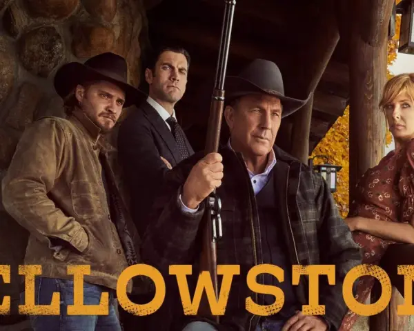 Die Familie Dutton posiert vor einer rustikalen Hütte, bereit für die Folgen von Yellowstone.
