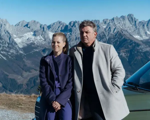 Ein Mann und eine Frau stehen vor einer Bergkulisse. Sie sind Teil von "Der Bergdoktor" Staffel 19 Folge 8.