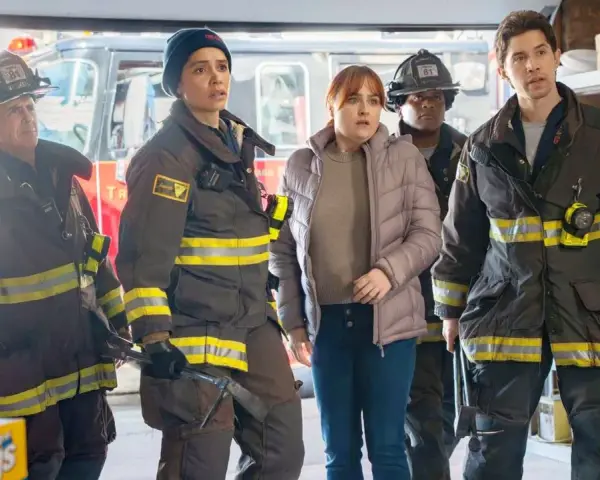 Das Team von Chicago Fire Staffel 14 steht besorgt vor einem Feuerwehrauto.