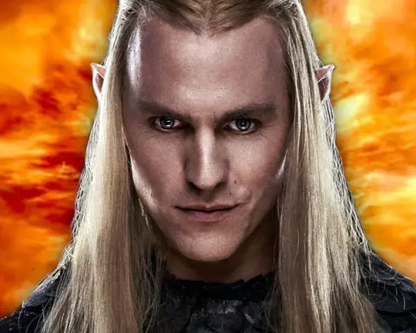 Ein Elf mit langen blonden Haaren und spitzen Ohren blickt intensiv in die Kamera. Hinter ihm lodert ein feuriger Himmel, der auf die Ereignisse in "Die Ringe der Macht Staffel 3" hindeutet.
