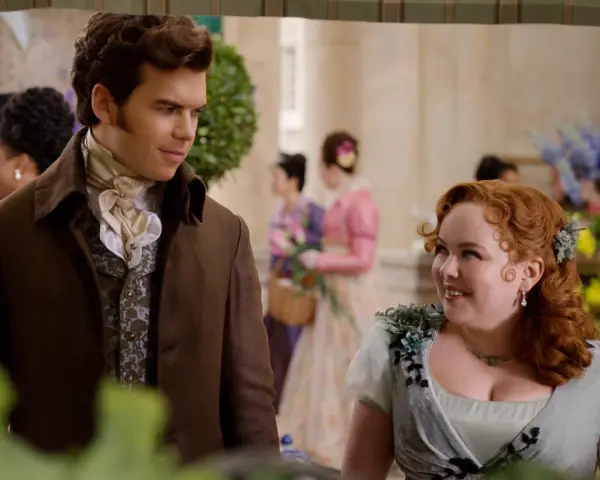 Colin und Penelope im Gespräch, ein romantischer Moment aus Bridgerton Staffel 3.