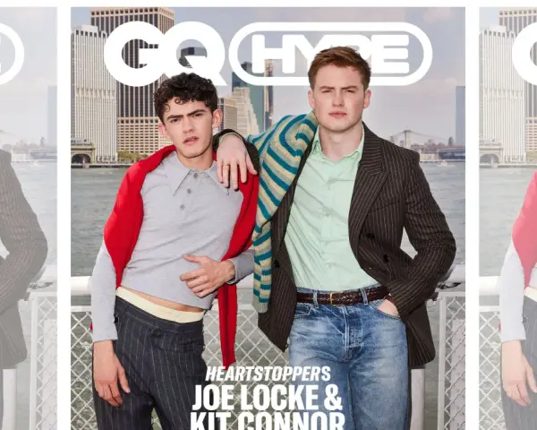 Joe Locke und Kit Connor, die Hauptdarsteller von Heartstopper, posieren für ein GQ Hype Cover vor New Yorker Wolkenkratzern.