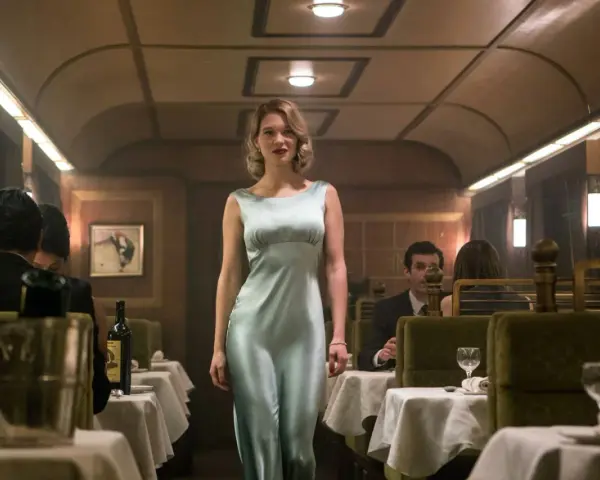 Léa Seydoux in einem eleganten Kleid im Speisewagen des Orient Express. Ein Moment aus der Besetzung von James Bond 007: Spectre.